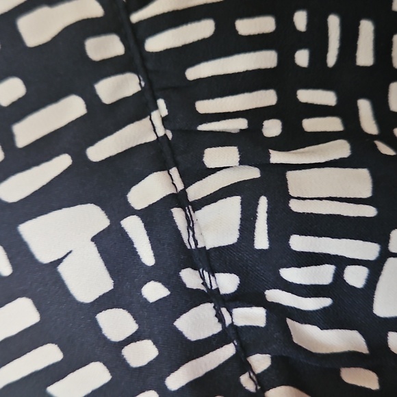 Banana Republic XXL Monochrome Geometric Blouse NWOT - Picture 5 of 8